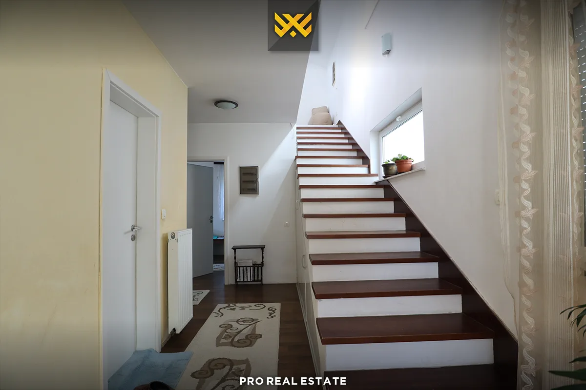 Dy Shtëpi 180m² për #SHITJE në Lagjen Qëndresa