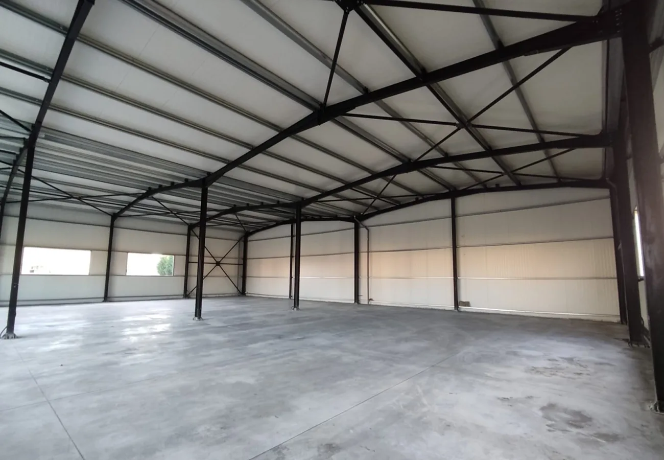Jepet me qira magazinë 500 m2 në kamëz.