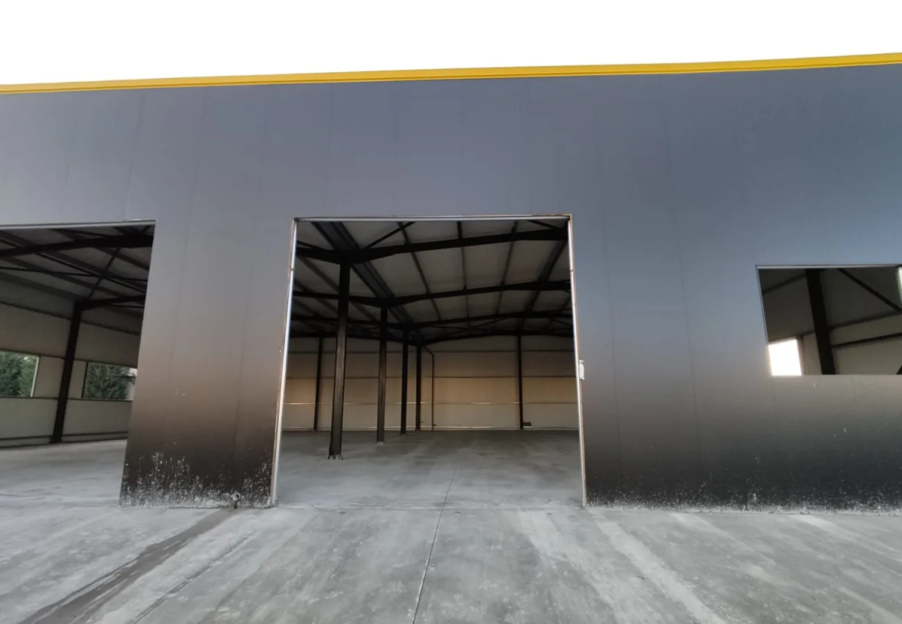 Jepet me qira magazinë 500 m2 në kamëz.