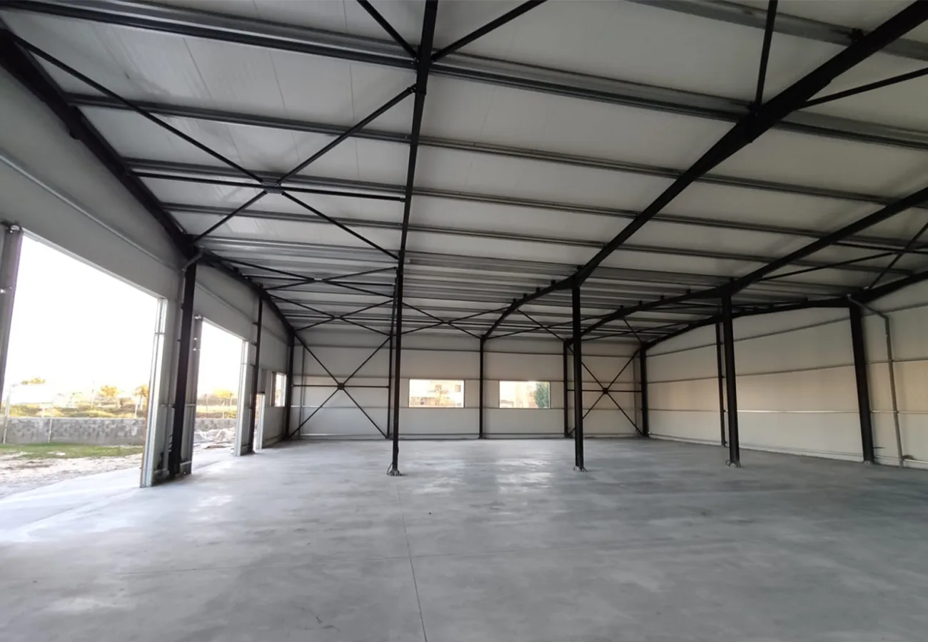 Jepet me qira magazinë 500 m2 në kamëz.