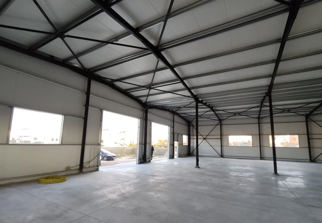 Jepet me qira magazinë 500 m2 në kamëz.