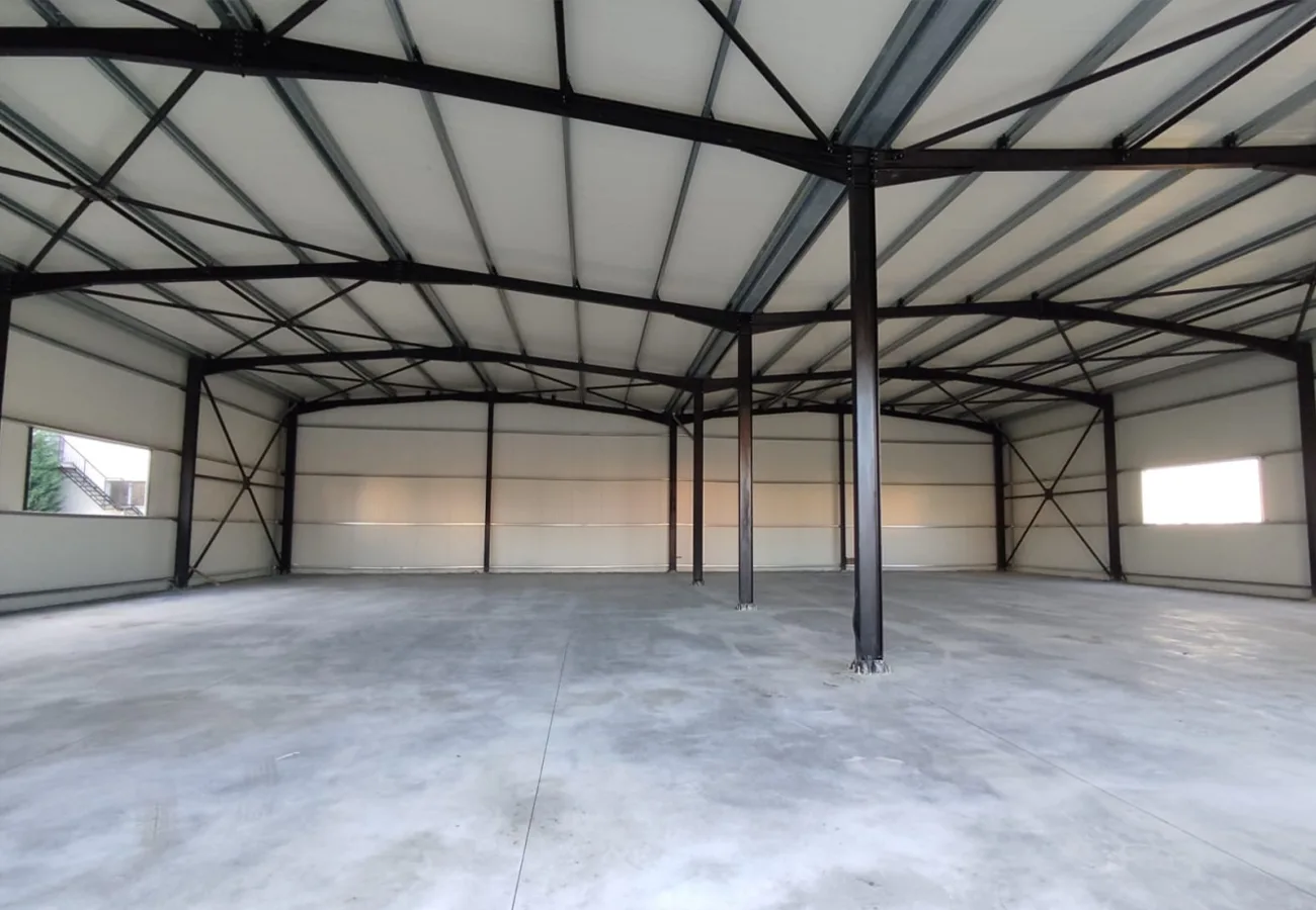 Jepet me qira magazinë 500 m2 në kamëz.