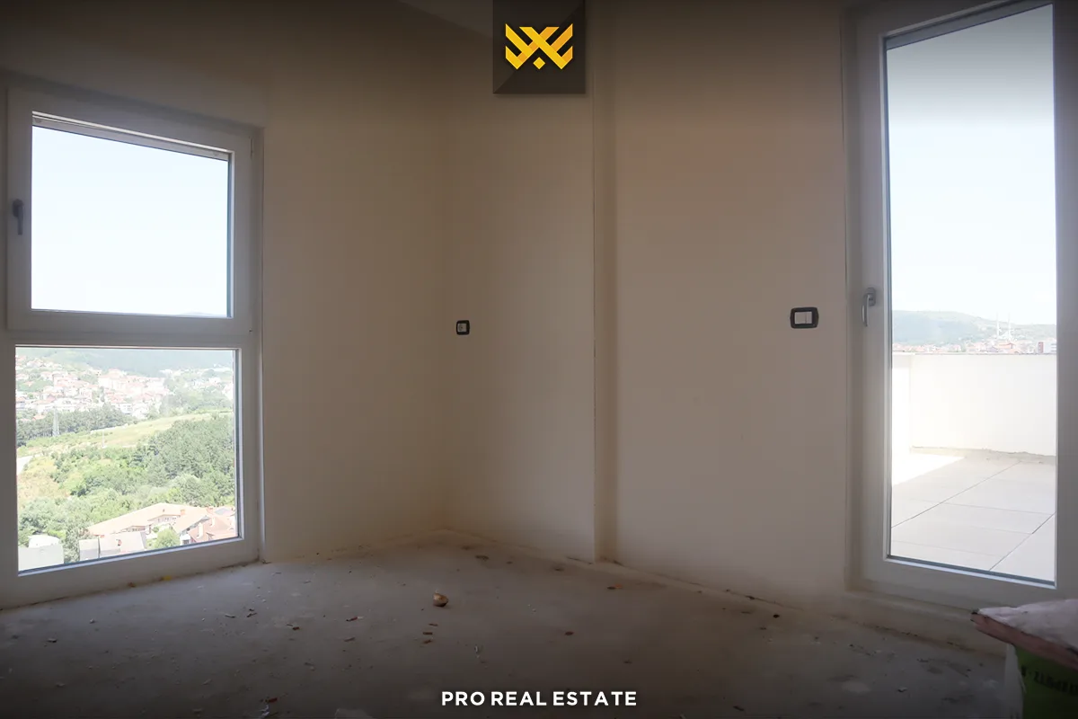 Banesë / Penthouse 157m² + 30m² për #SHITJE në Velani