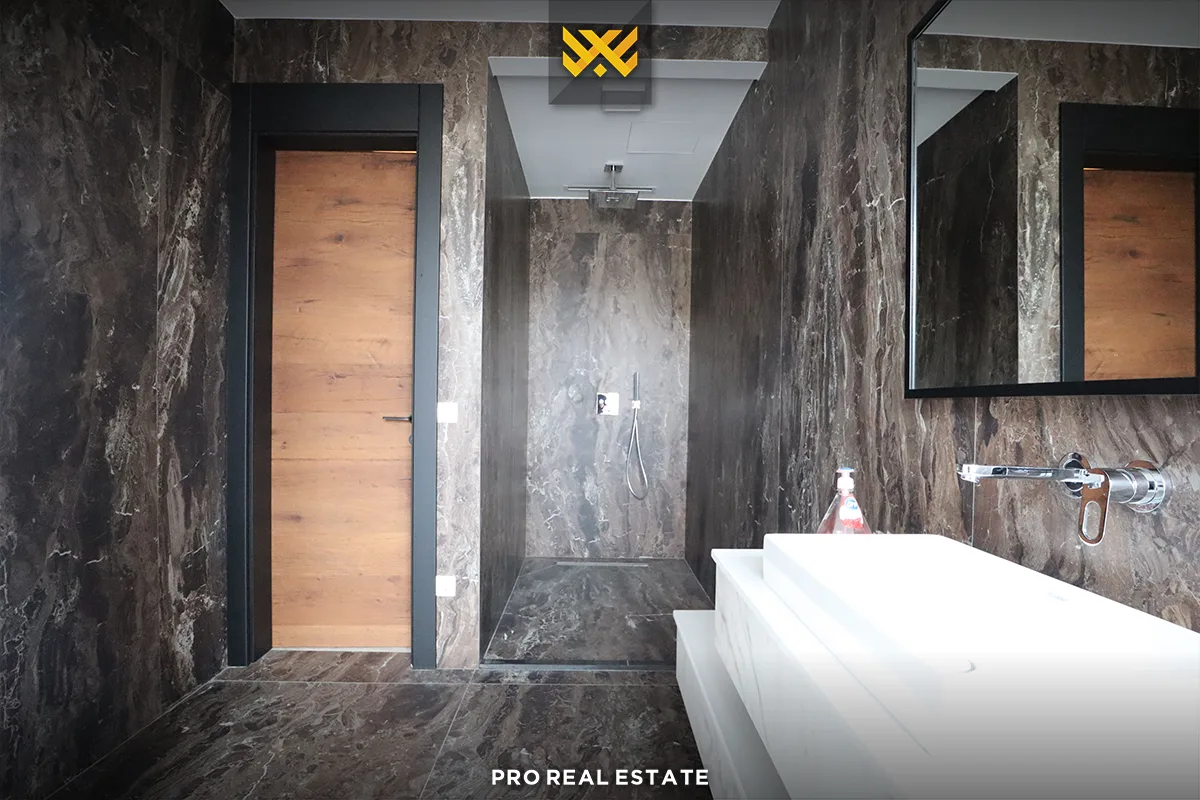 Banesë-Zyrë 141m² + 50m² me #QIRA në Dragodan.