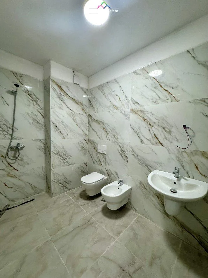 Zyre me qera tek Pazari i Ri (ID BZ2329) TIRANE