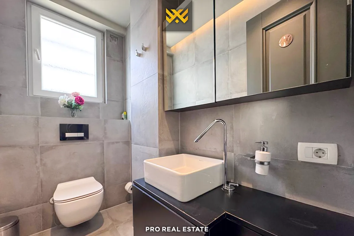 Banesë Penthouse 160m² + 80m² për #SHITJE në Lagjen e Spitalit