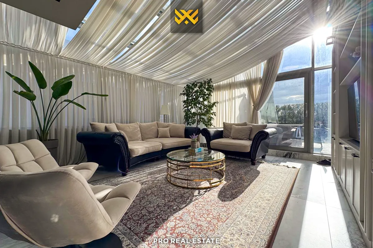 Banesë Penthouse 160m² + 80m² për #SHITJE në Lagjen e Spitalit