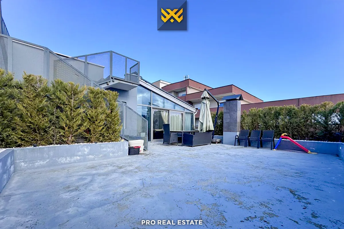 Banesë Penthouse 160m² + 80m² për #SHITJE në Lagjen e Spitalit