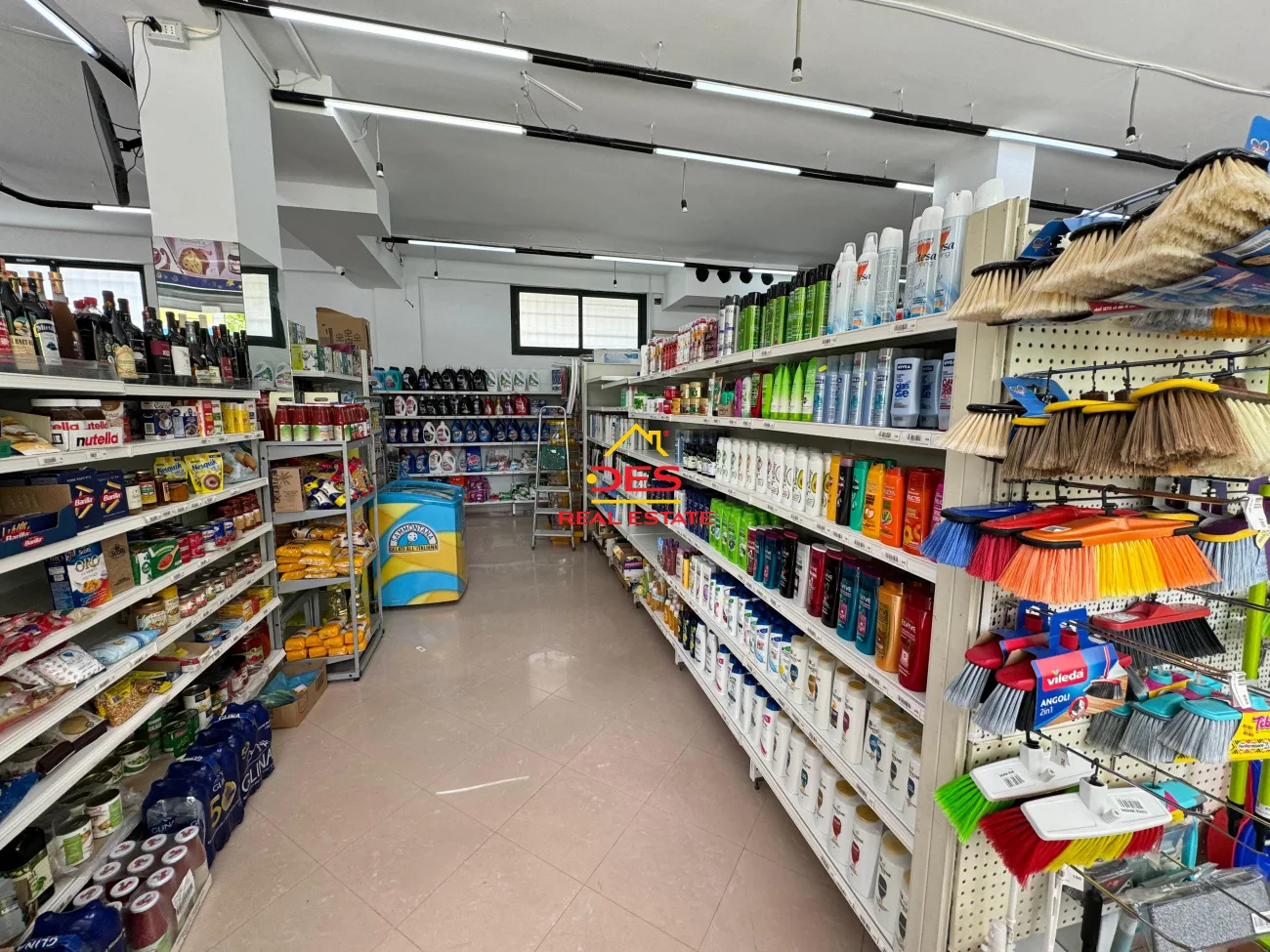 Shitet ambjent biznesi te gama market,vlorë