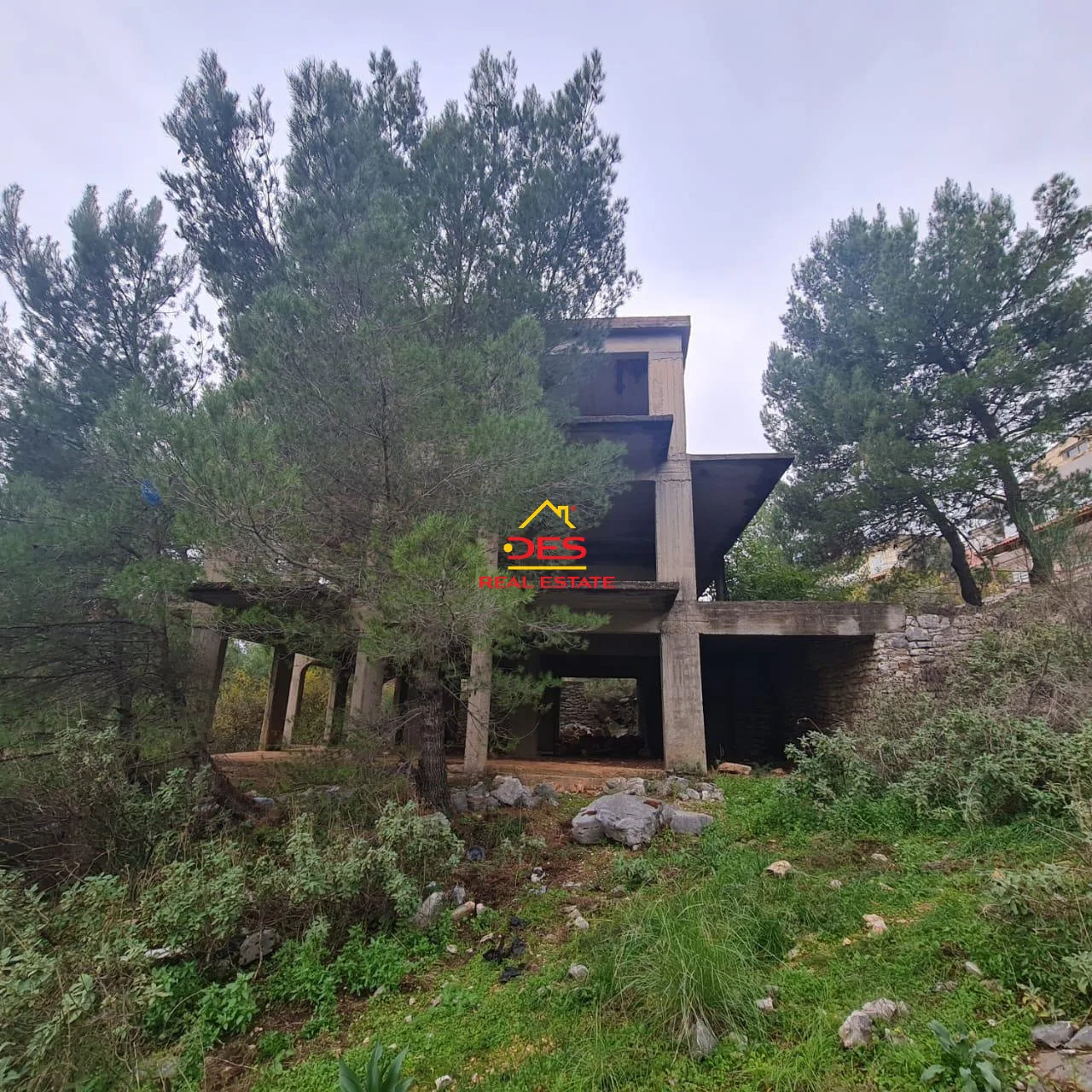 Shitet godinë 3 kateshe + truall në sarandë