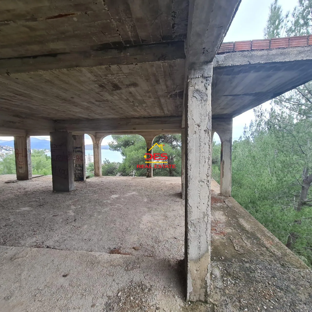 Shitet godinë 3 kateshe + truall në sarandë