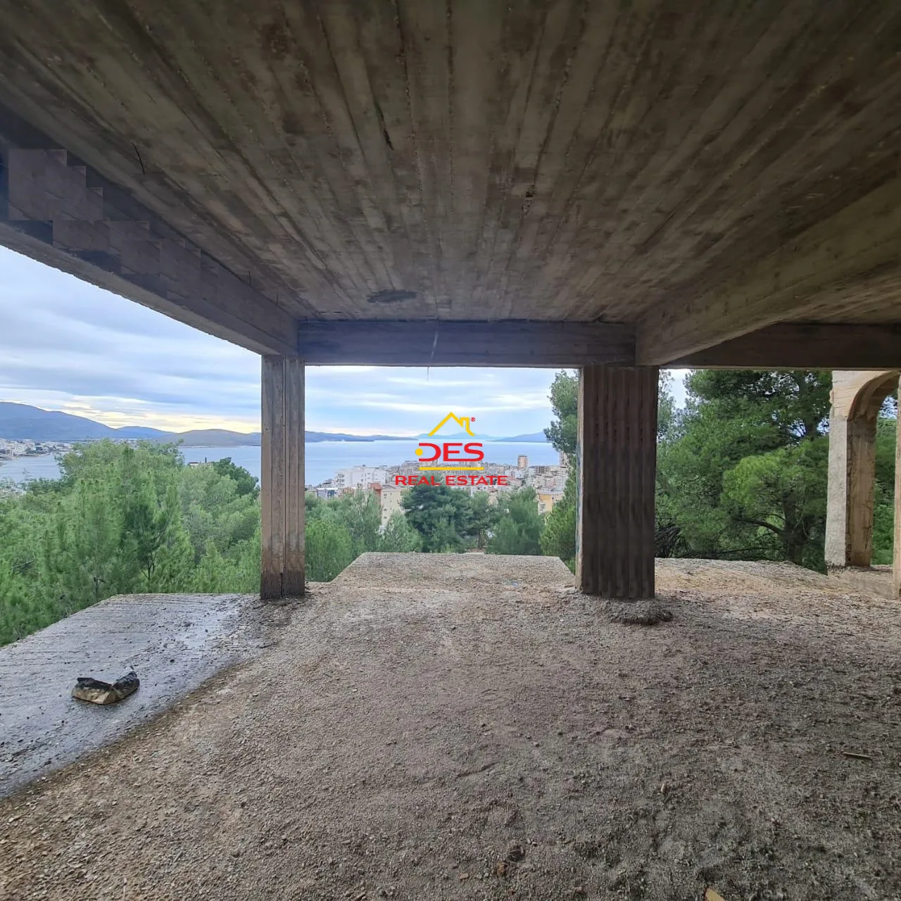 Shitet godinë 3 kateshe + truall në sarandë