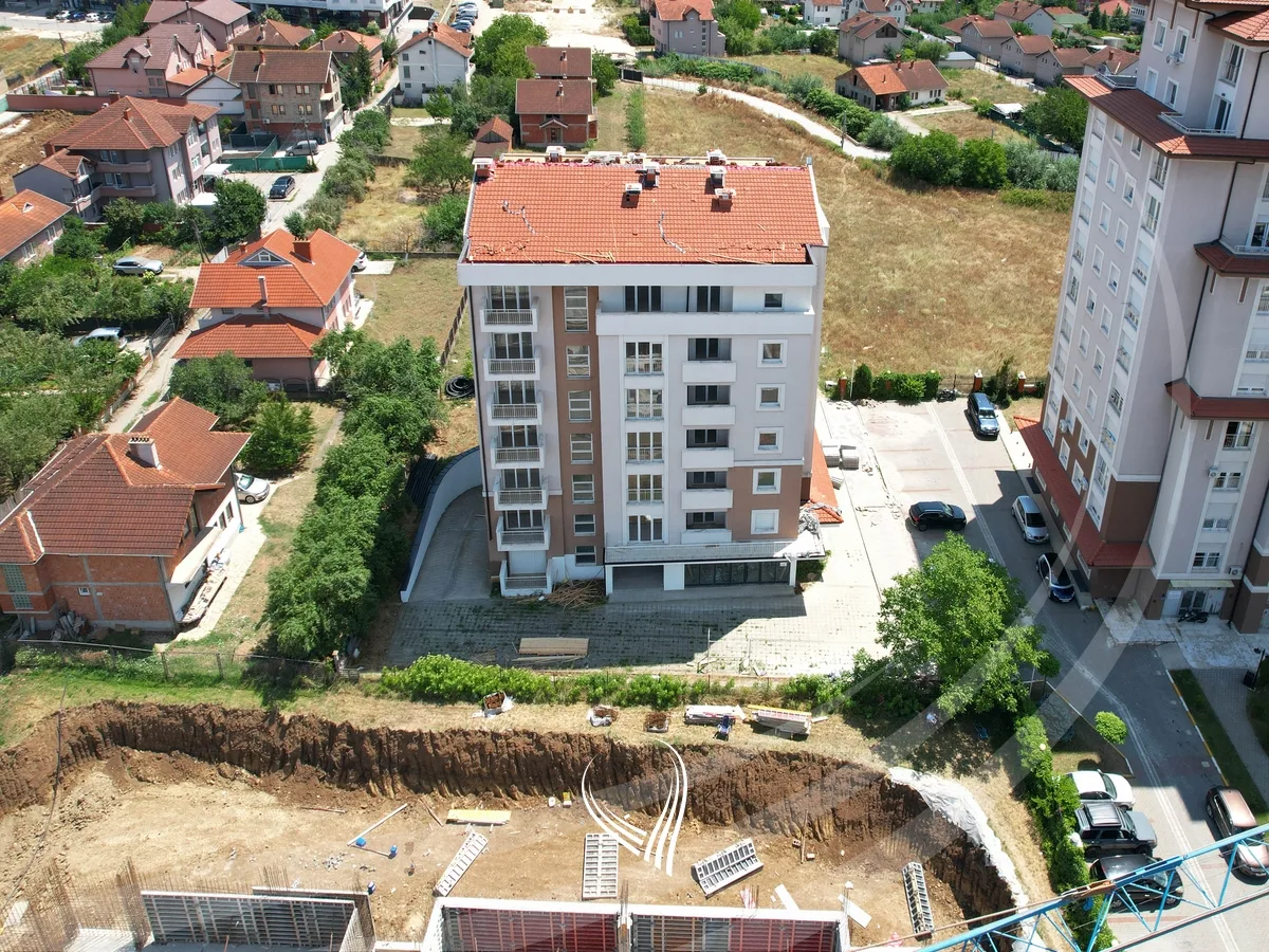 Banesë me 3 dhoma gjumi në shitje në lagjen Kalabria – Emshir