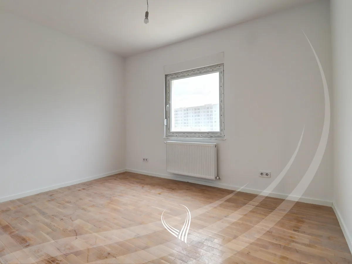 Banesë me 3 dhoma gjumi në shitje në lagjen Kalabria – Emshir