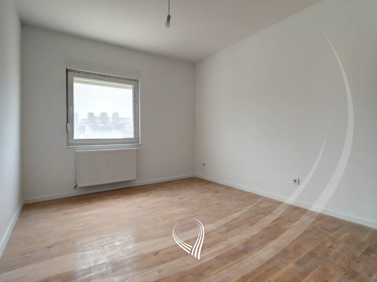 Banesë me 3 dhoma gjumi në shitje në lagjen Kalabria – Emshir