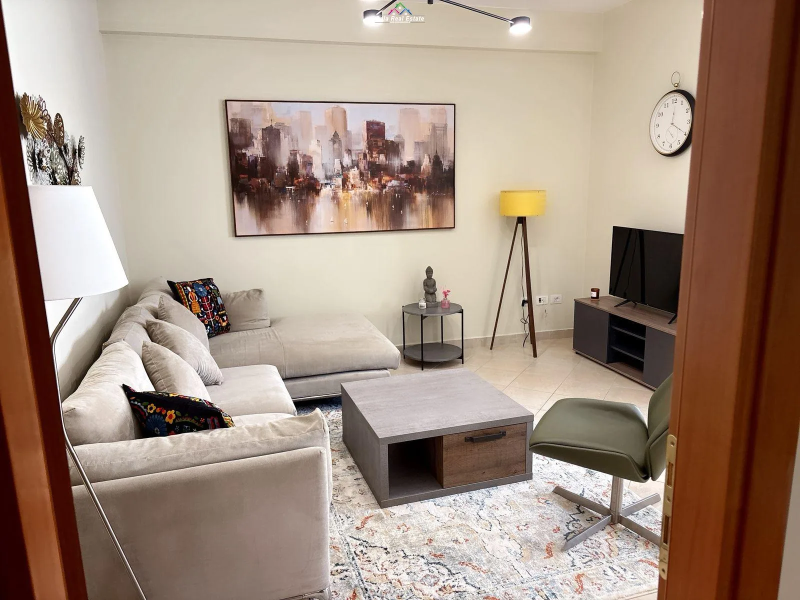 Apartament Me Qera 1+1 Tek Komuna e Parisit (ID B2101745) Tirane