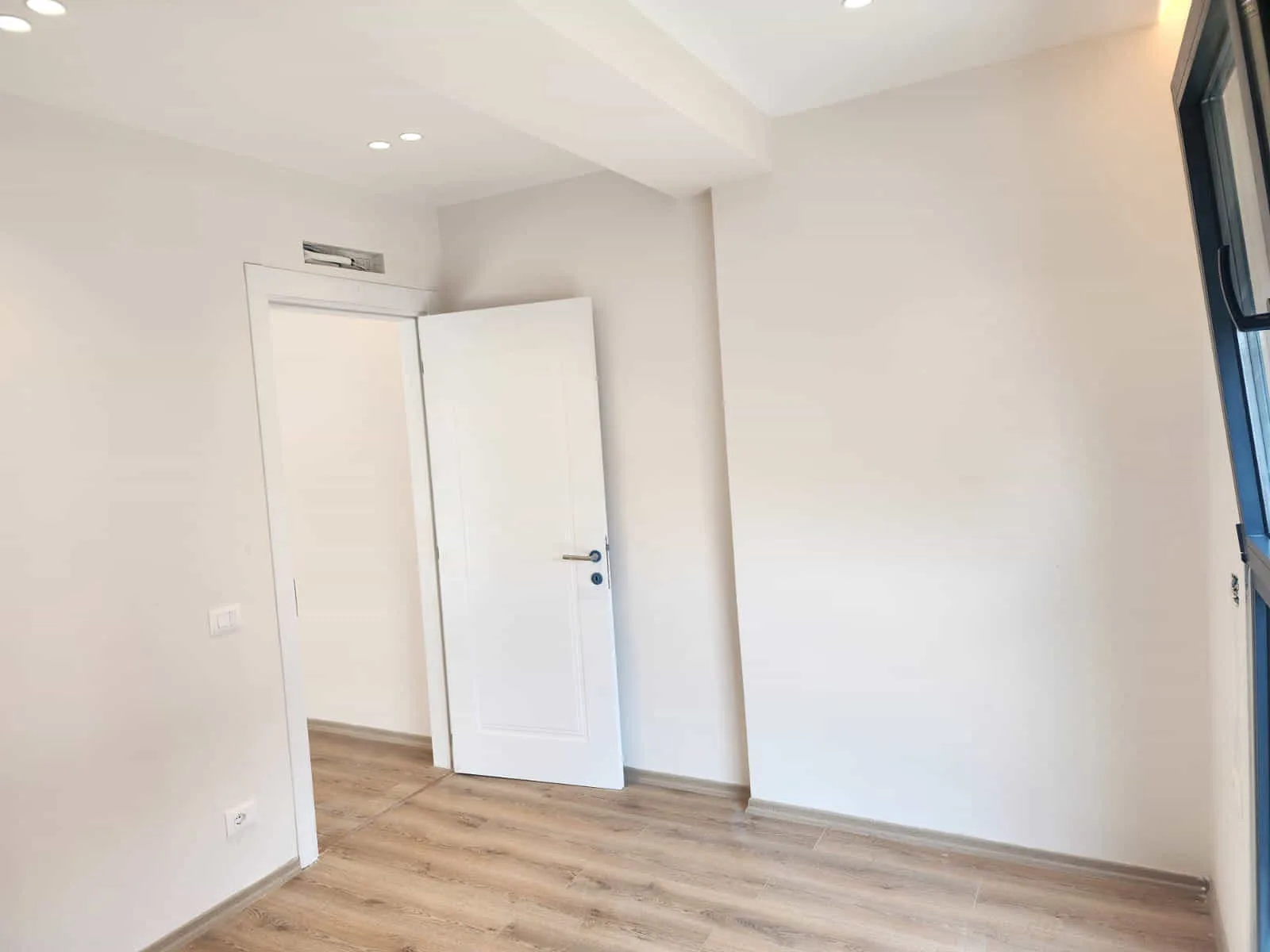 Zyre Me Qera 2+1+2 Tek Bulevardi i Ri (ID BZ2630) Tirane