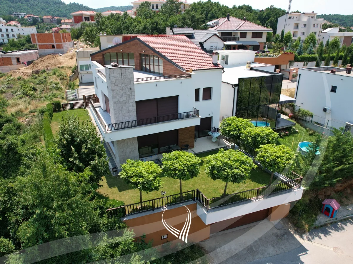 Shtëpi me 5 dhoma gjumi në shitje në lagjen Sofalia, afër Parkut të Gërmisë.
