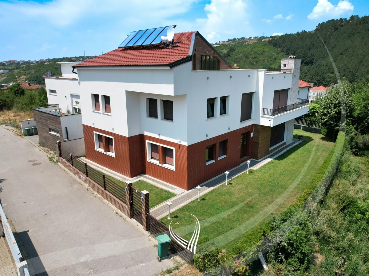 Shtëpi me 5 dhoma gjumi në shitje në lagjen Sofalia, afër Parkut të Gërmisë.