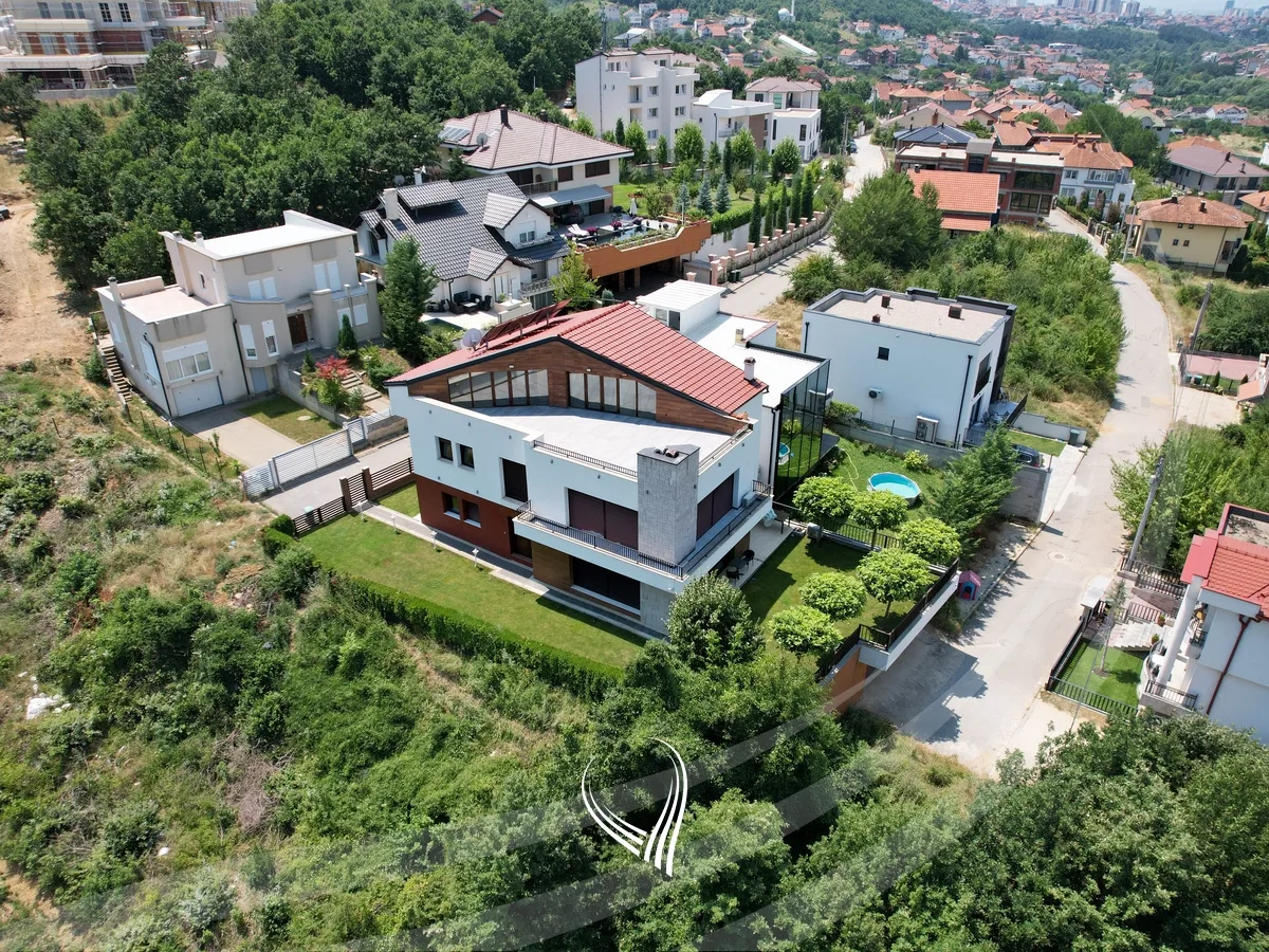 Shtëpi me 5 dhoma gjumi në shitje në lagjen Sofalia, afër Parkut të Gërmisë.