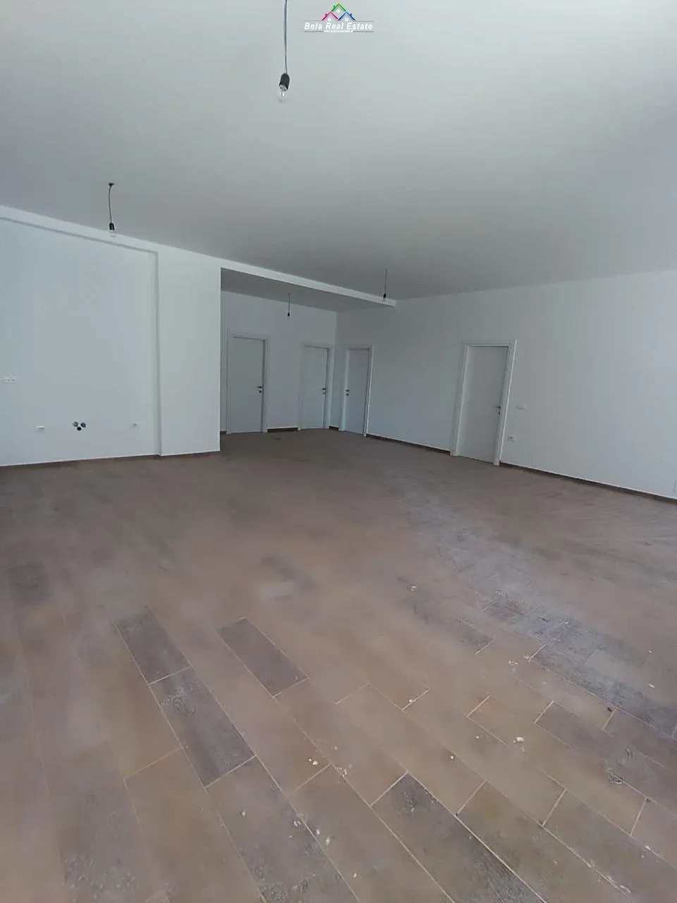 Zyre me Qera 3+1 tek Kompleksi Zirkon (ID BZ2213) Tirane