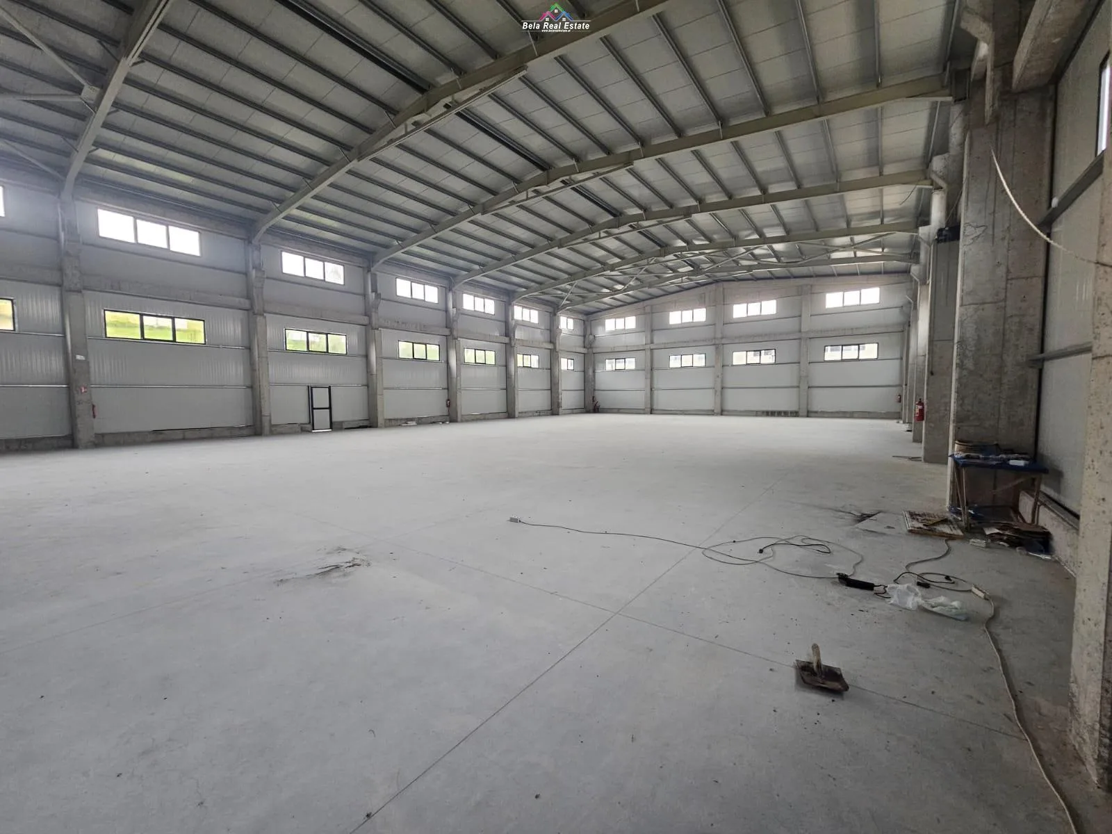 Magazine Me Qera Ne Autostrada Tirane- Durres ( ID BM316) Tirane