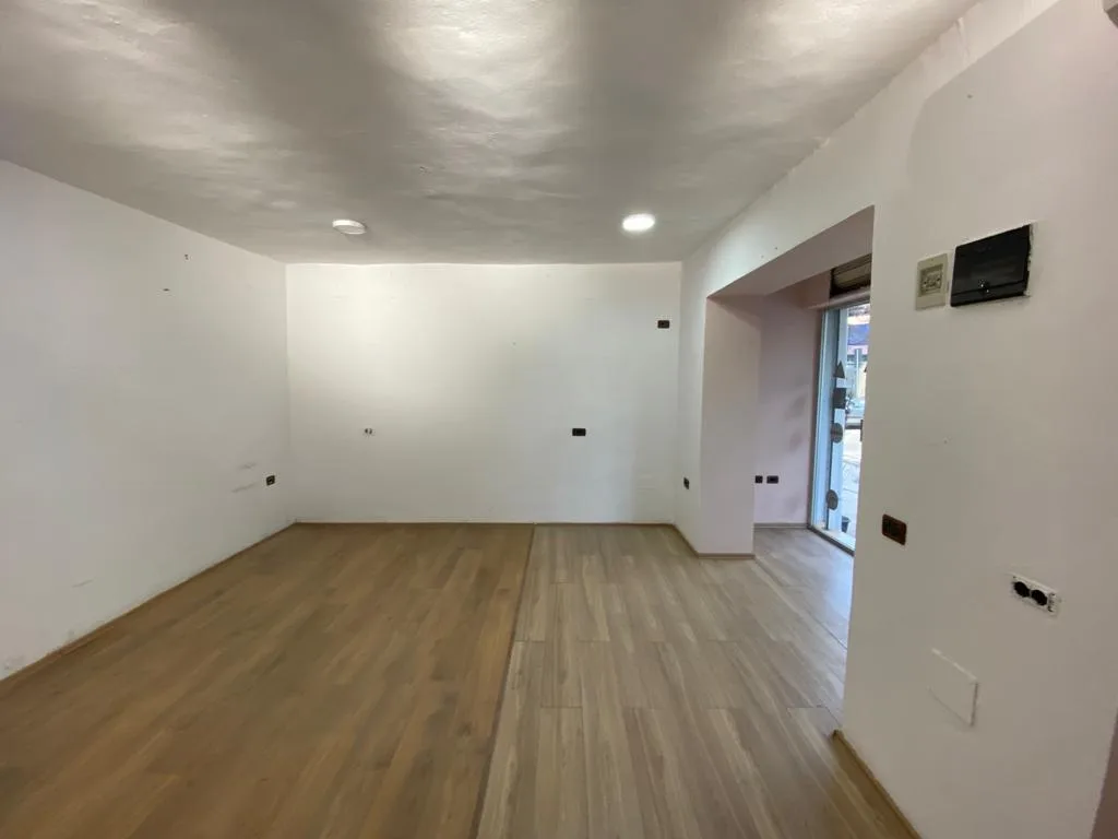 Dyqan Me Qera Prane Pediatrise (ID BD21706) Tirane.