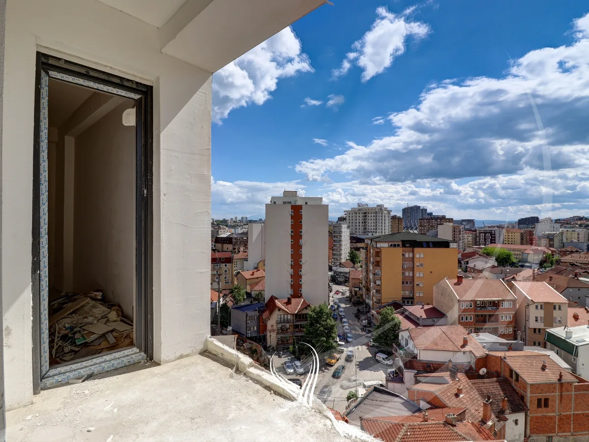 Banesë me 3 dhoma gjumi në shitje në lagjen Tophane