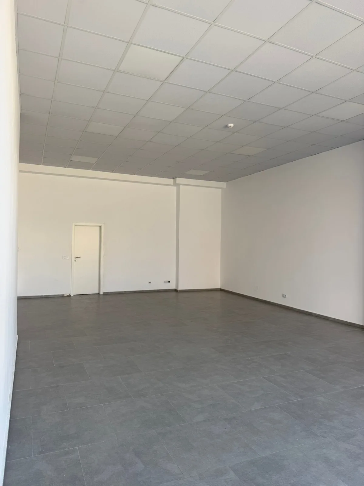 Lokal me qira 70m² në Rrugën A