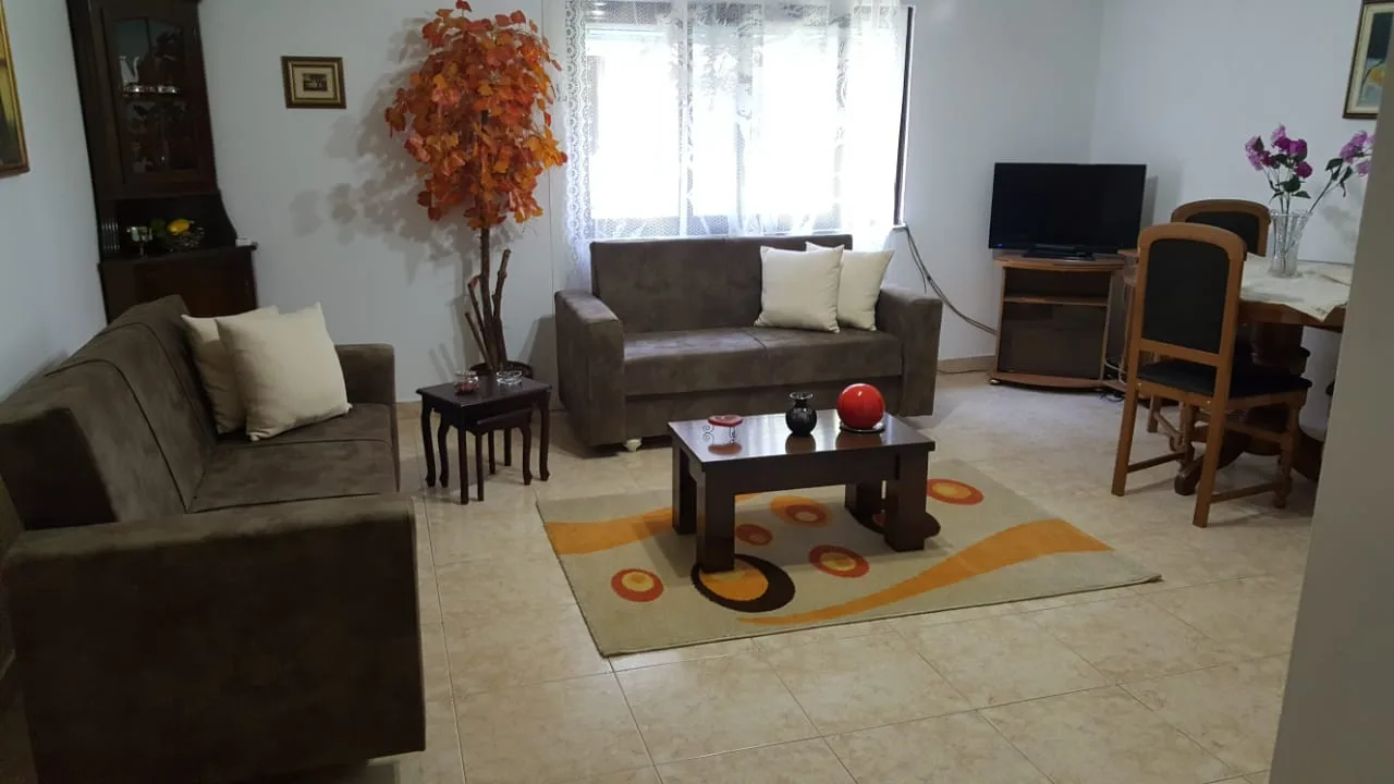 Jepet apartament me qira 2+1 te rruga e durresit,tirane
