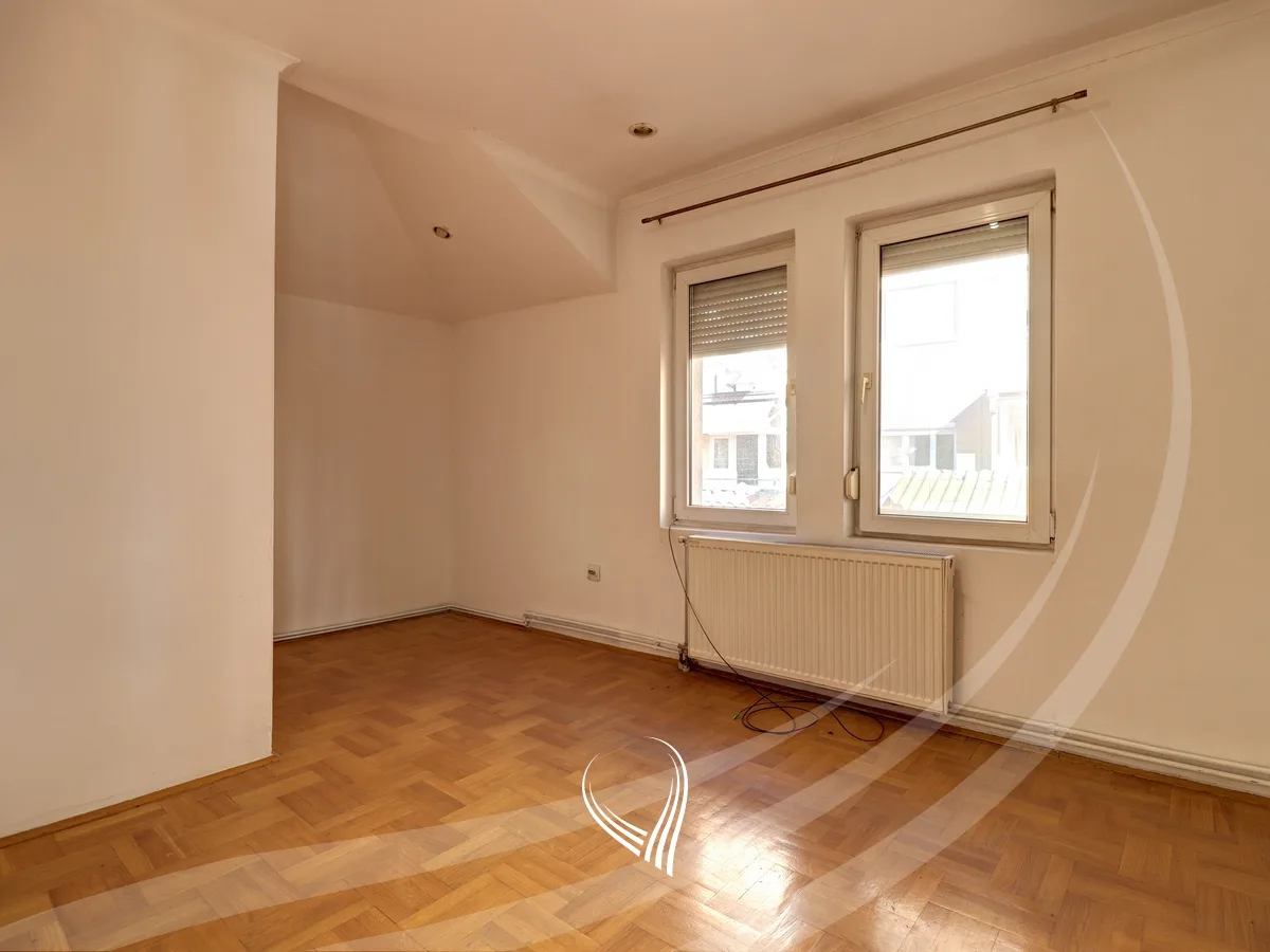 Zyre 175m2 me qira në Qendër
