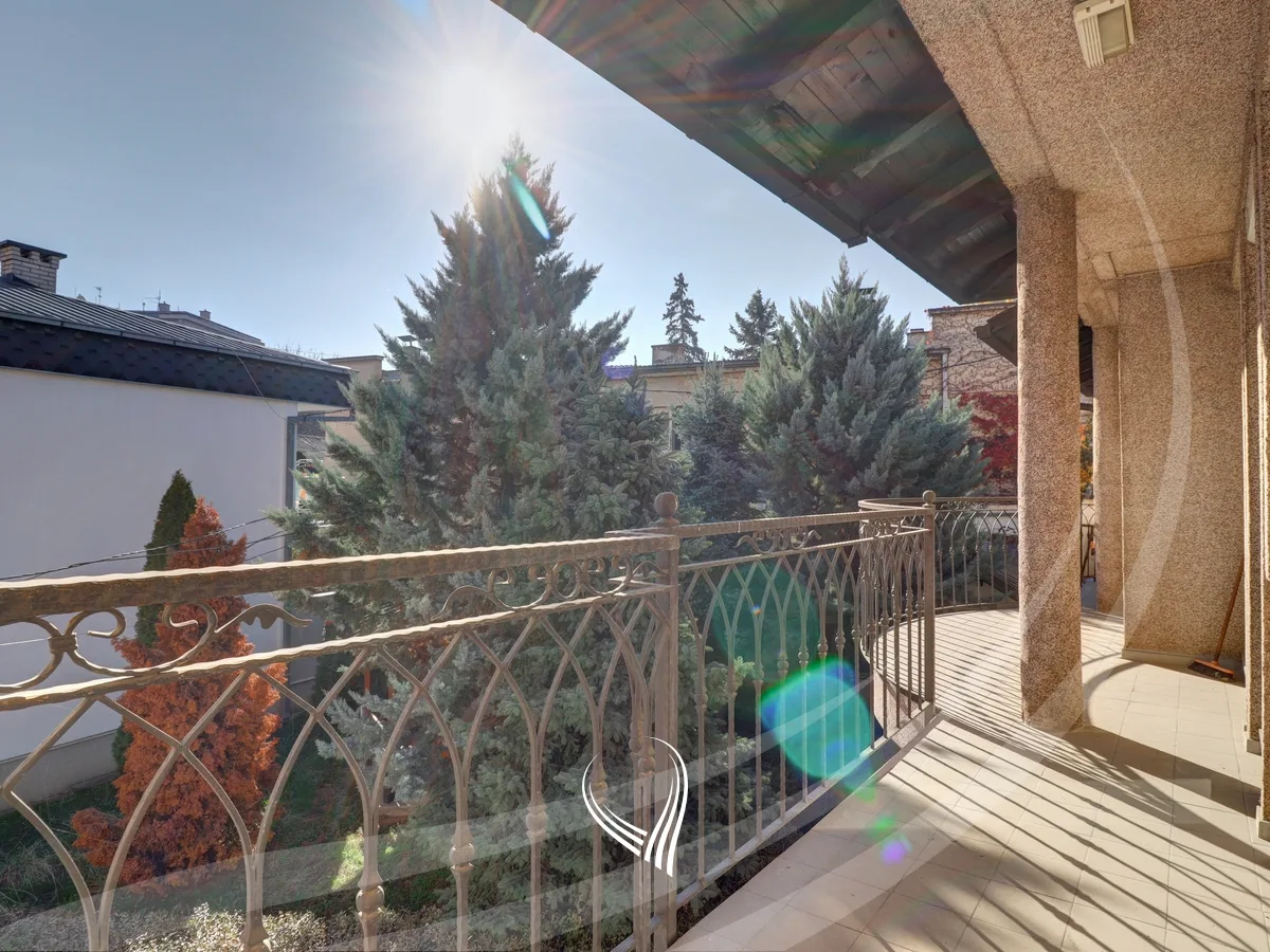 Zyre 175m2 me qira në Qendër