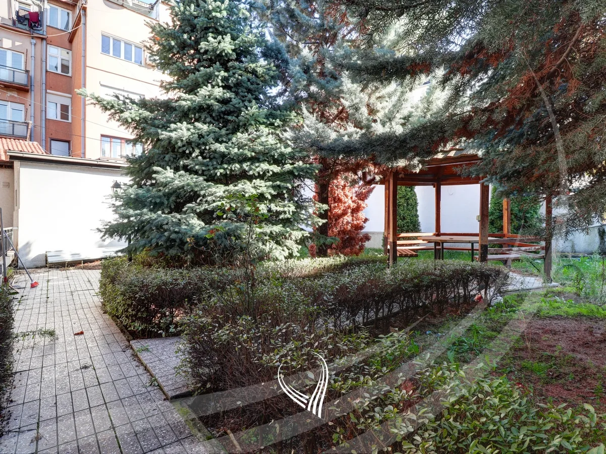 Zyre 175m2 me qira në Qendër