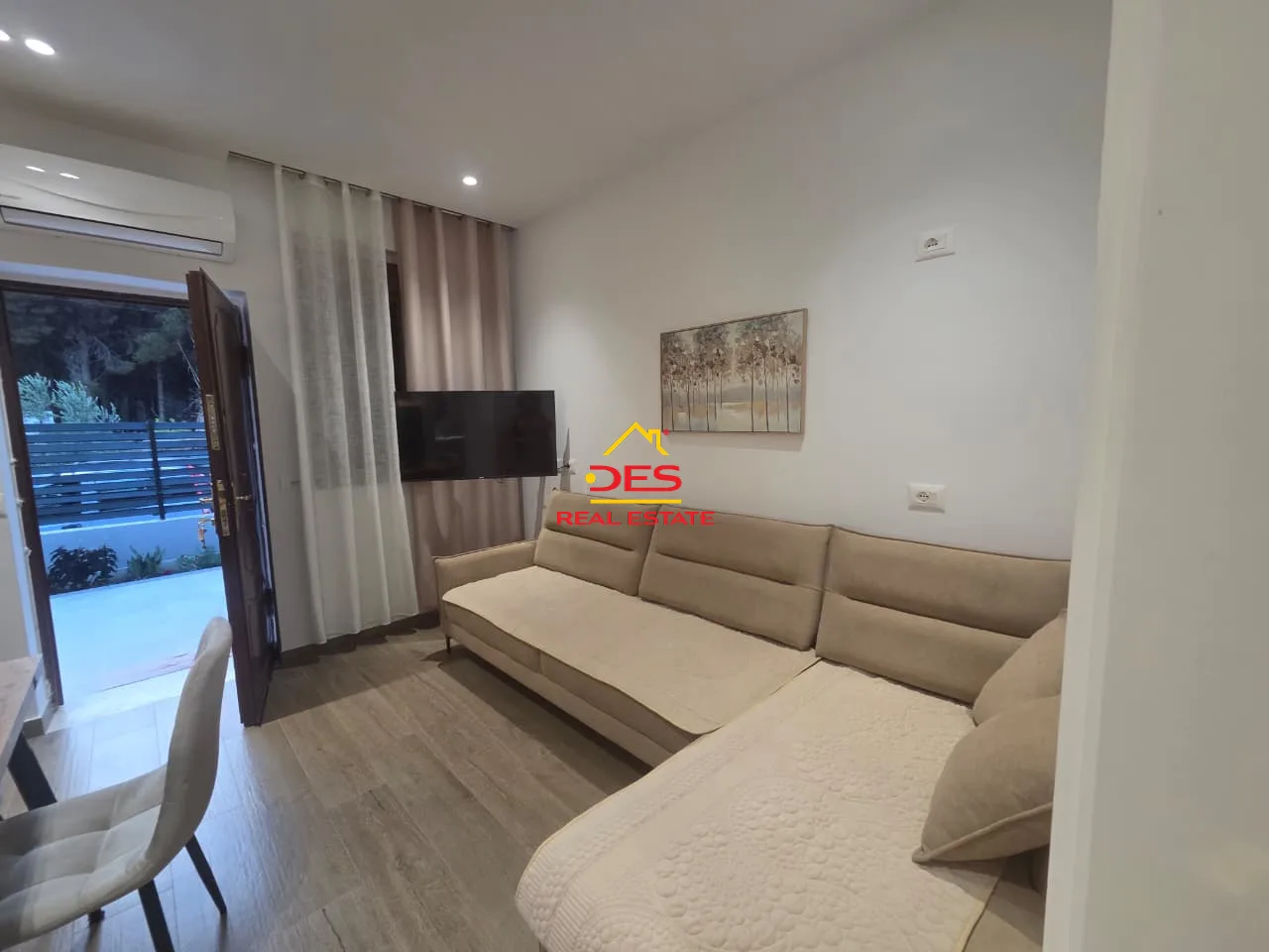 Jepet me qira shtëpi private në plazh të vjetër, vlorë.