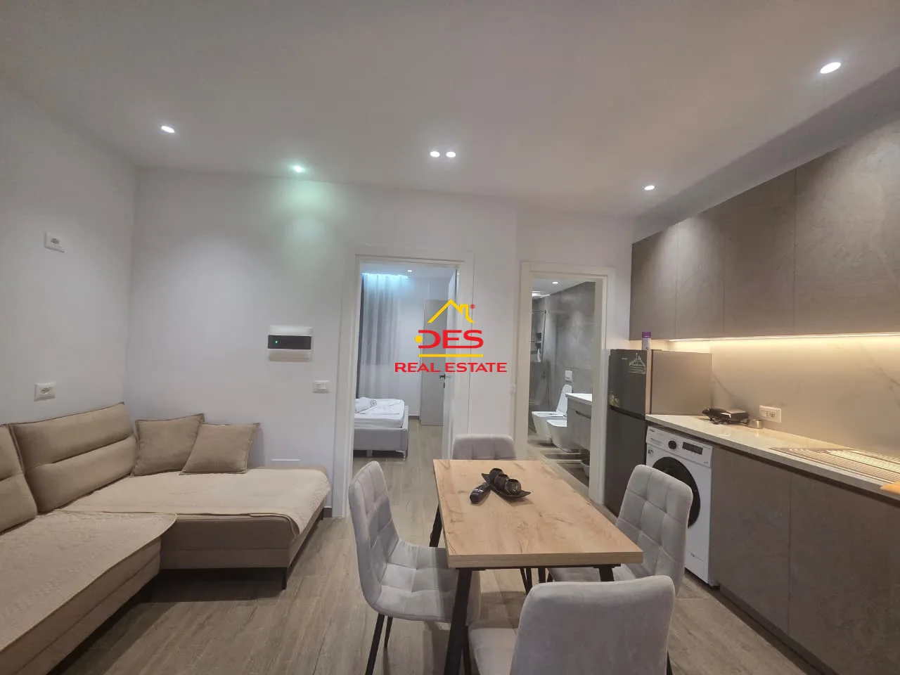 Jepet me qira shtëpi private në plazh të vjetër, vlorë.