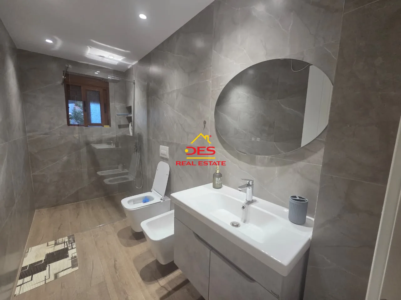 Jepet me qira shtëpi private në plazh të vjetër, vlorë.