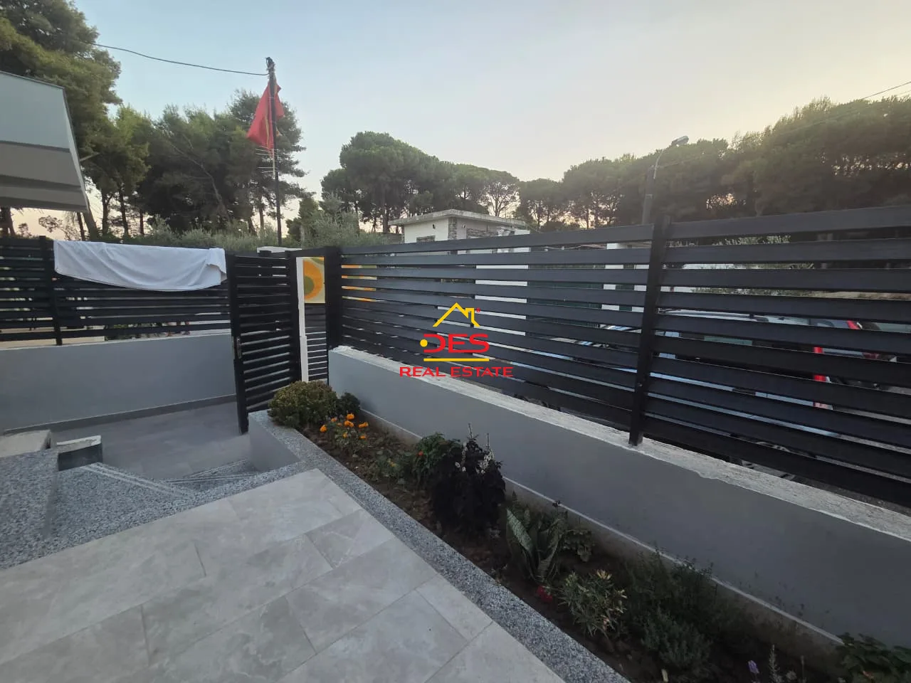 Jepet me qira shtëpi private në plazh të vjetër, vlorë.