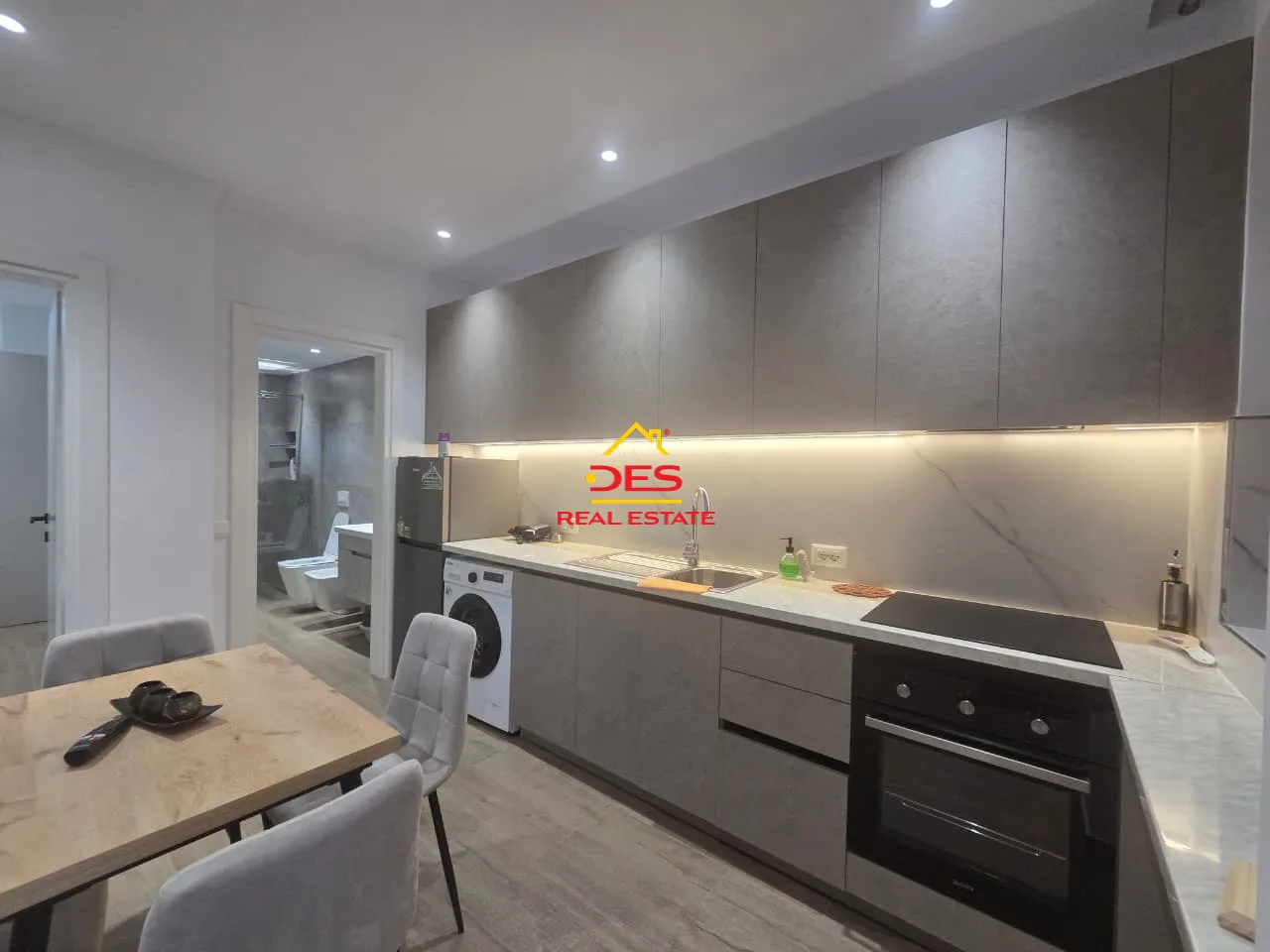 Jepet me qira shtëpi private në plazh të vjetër, vlorë.