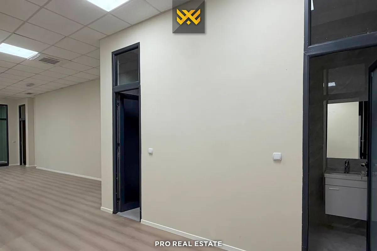 Lokal / Zyrë 950m² me #QIRA në Lakrishtë