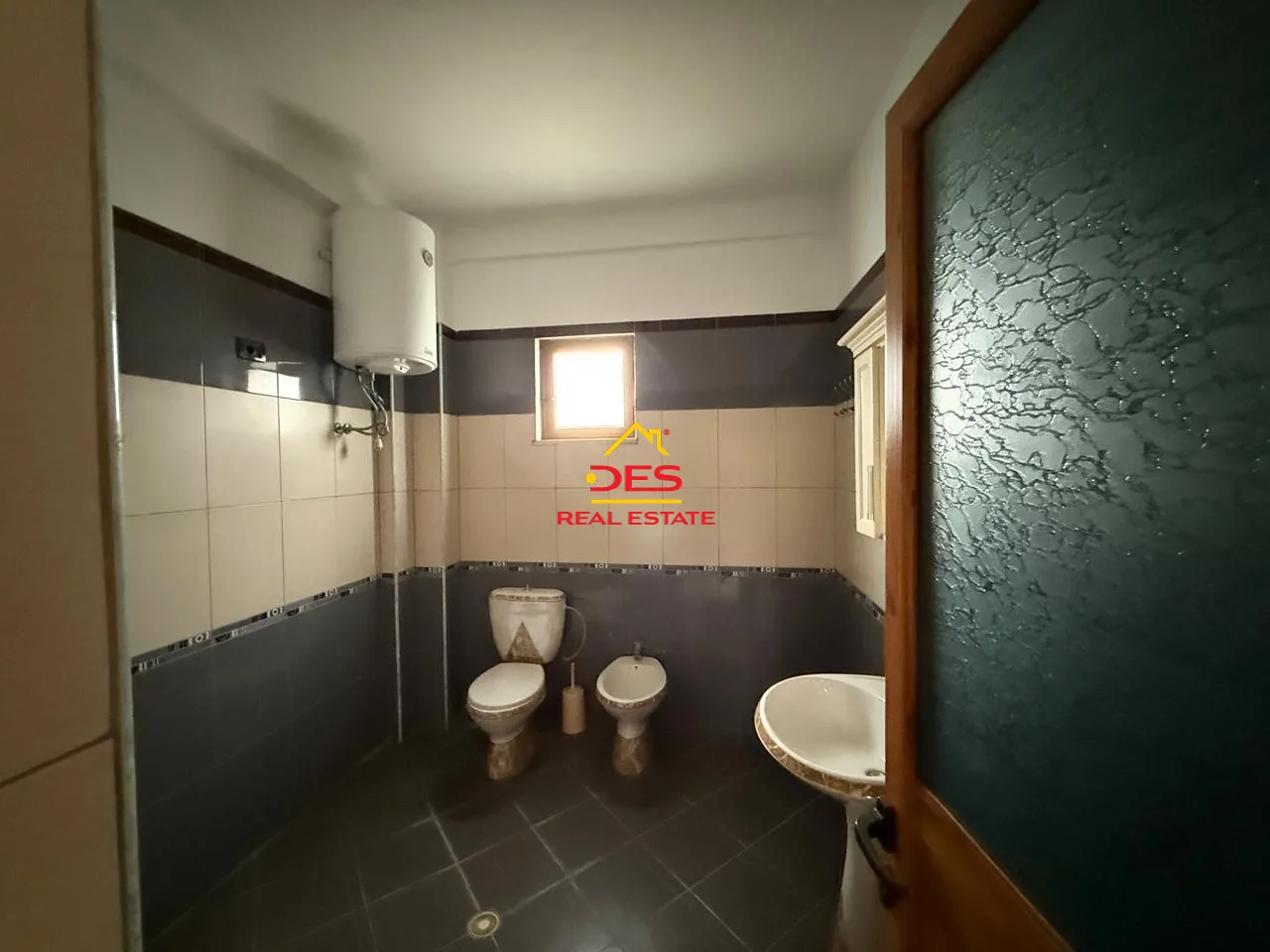 Jepet me qira vilë 3-katëshe pranë fabrikës së çimentos – vlorë