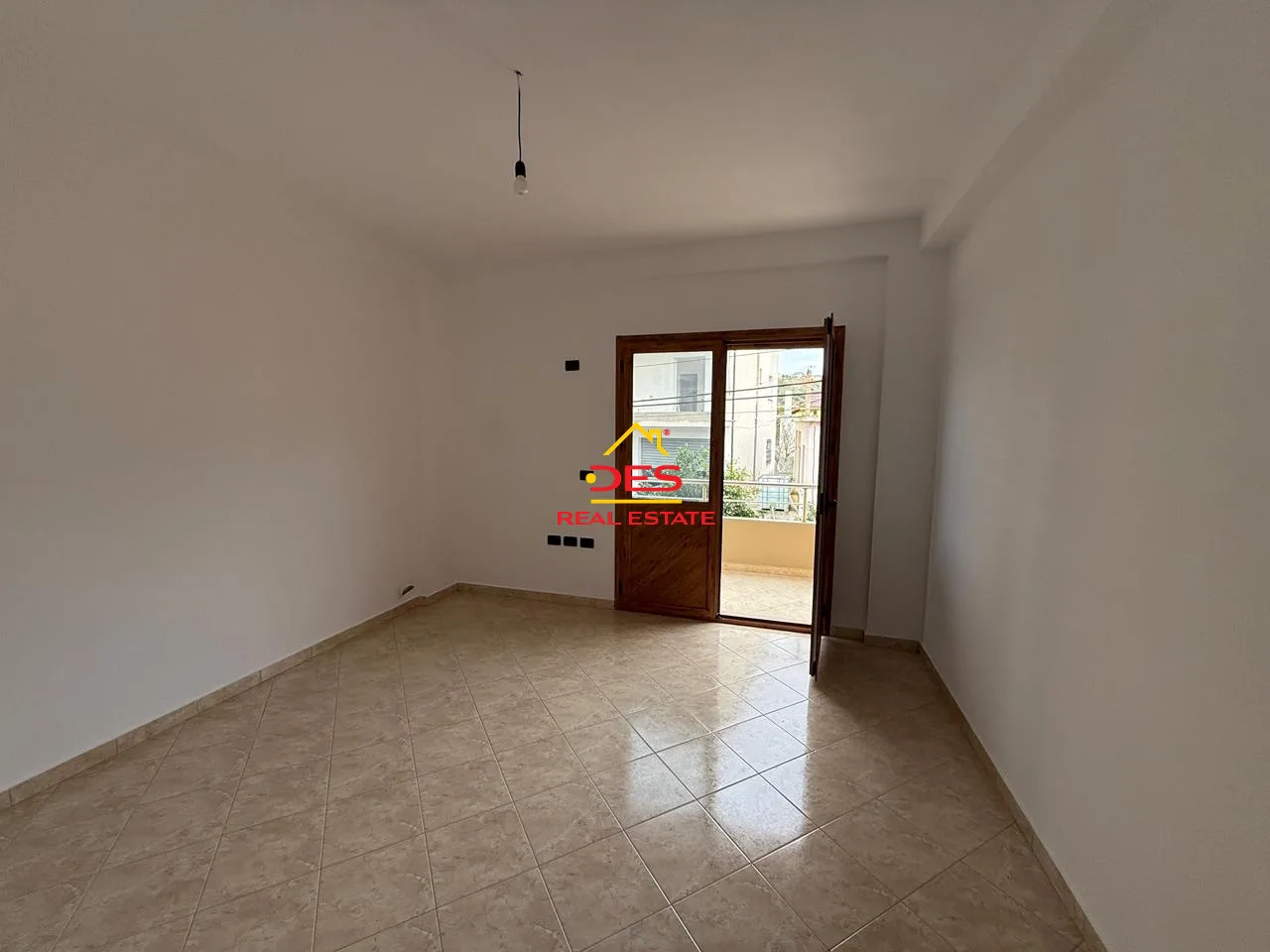 Jepet me qira vilë 3-katëshe pranë fabrikës së çimentos – vlorë