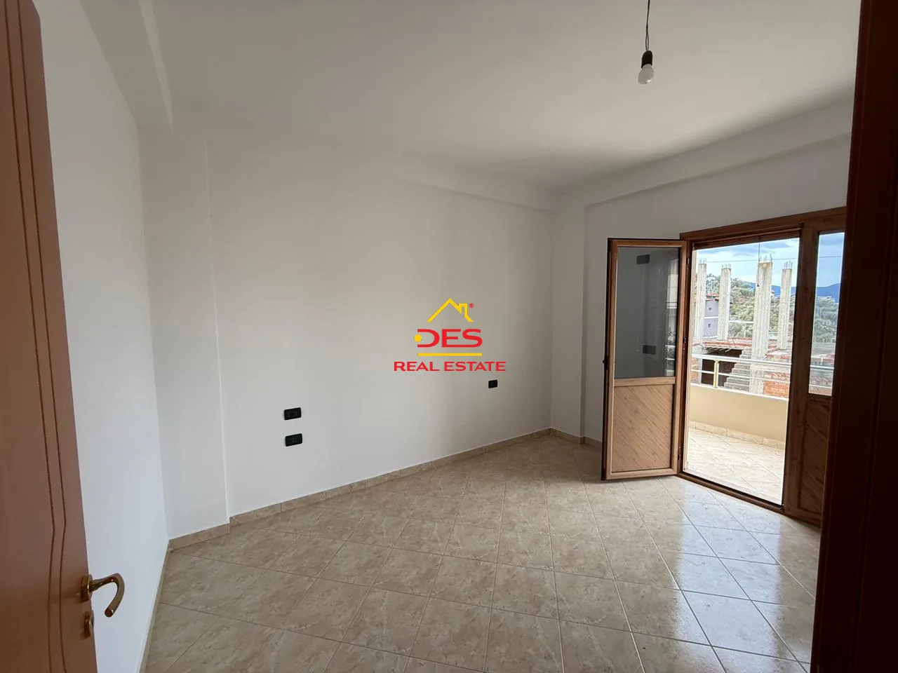 Jepet me qira vilë 3-katëshe pranë fabrikës së çimentos – vlorë