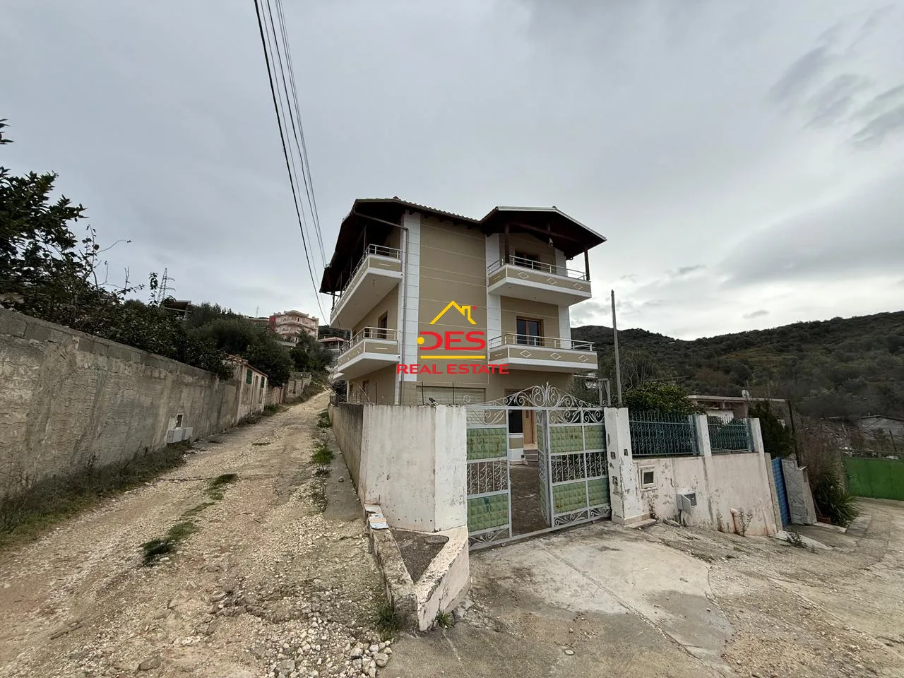 Jepet me qira vilë 3-katëshe pranë fabrikës së çimentos – vlorë