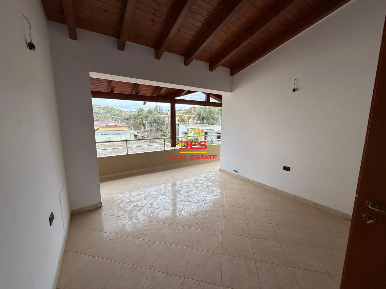 Jepet me qira vilë 3-katëshe pranë fabrikës së çimentos – vlorë