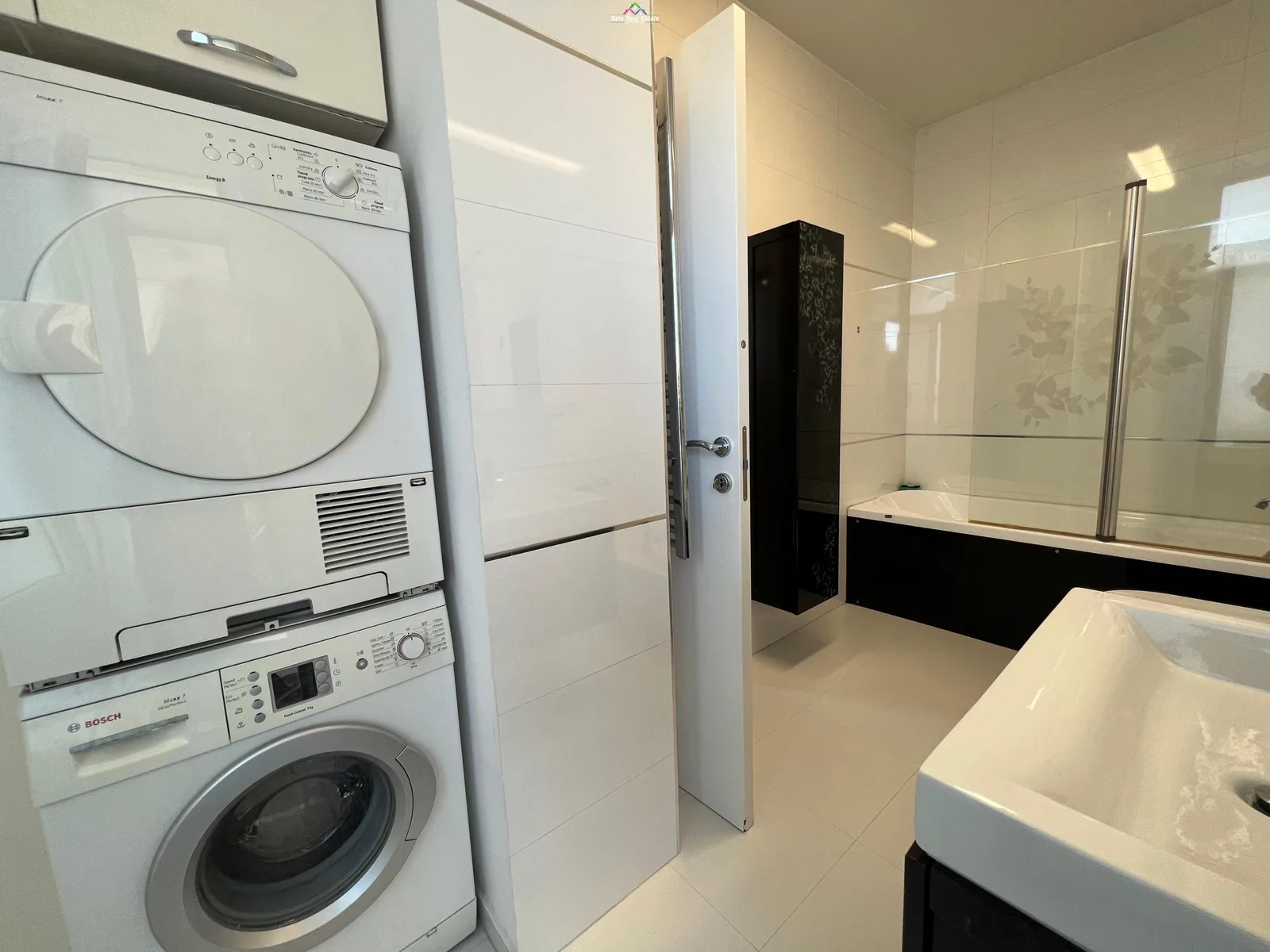 Apartament Me Qera 2+1+2 tek Blloku (ID B2201135) Tirane.