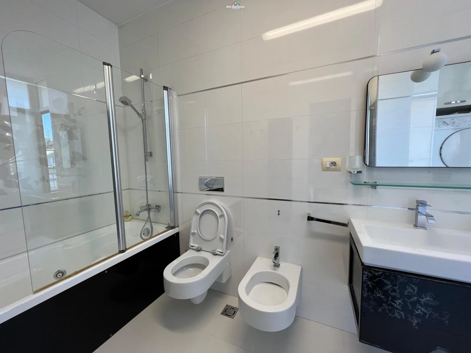 Apartament Me Qera 2+1+2 tek Blloku (ID B2201135) Tirane.