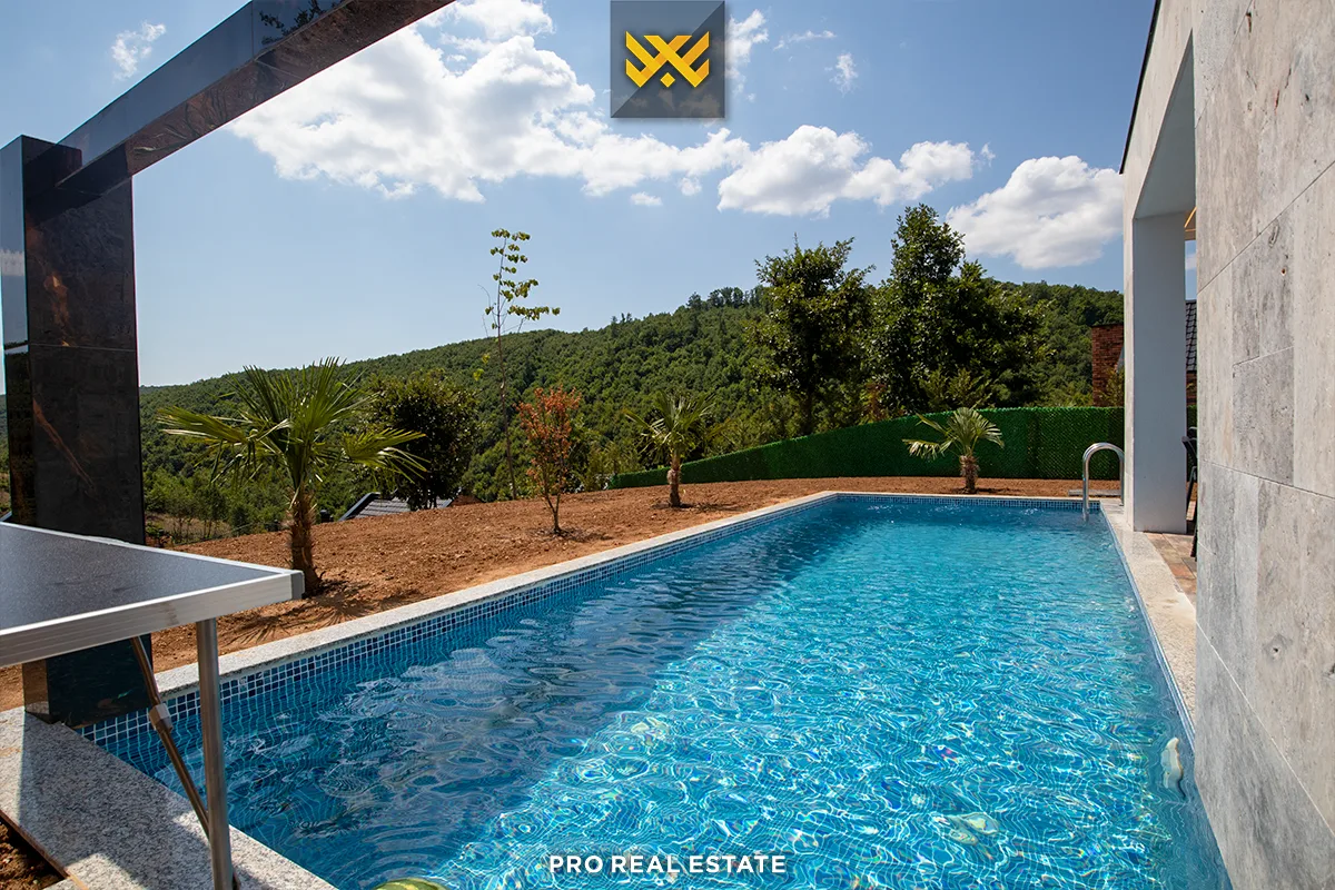 Villa 251m² për #SHITJE në Novobërdë