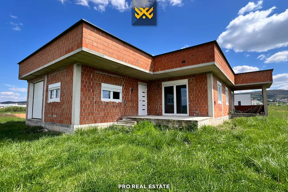 Shtëpi 220m² për #SHITJE në Lebanë