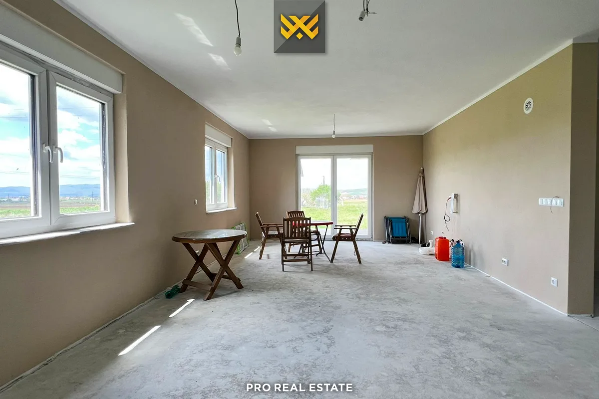 Shtëpi 220m² për #SHITJE në Lebanë