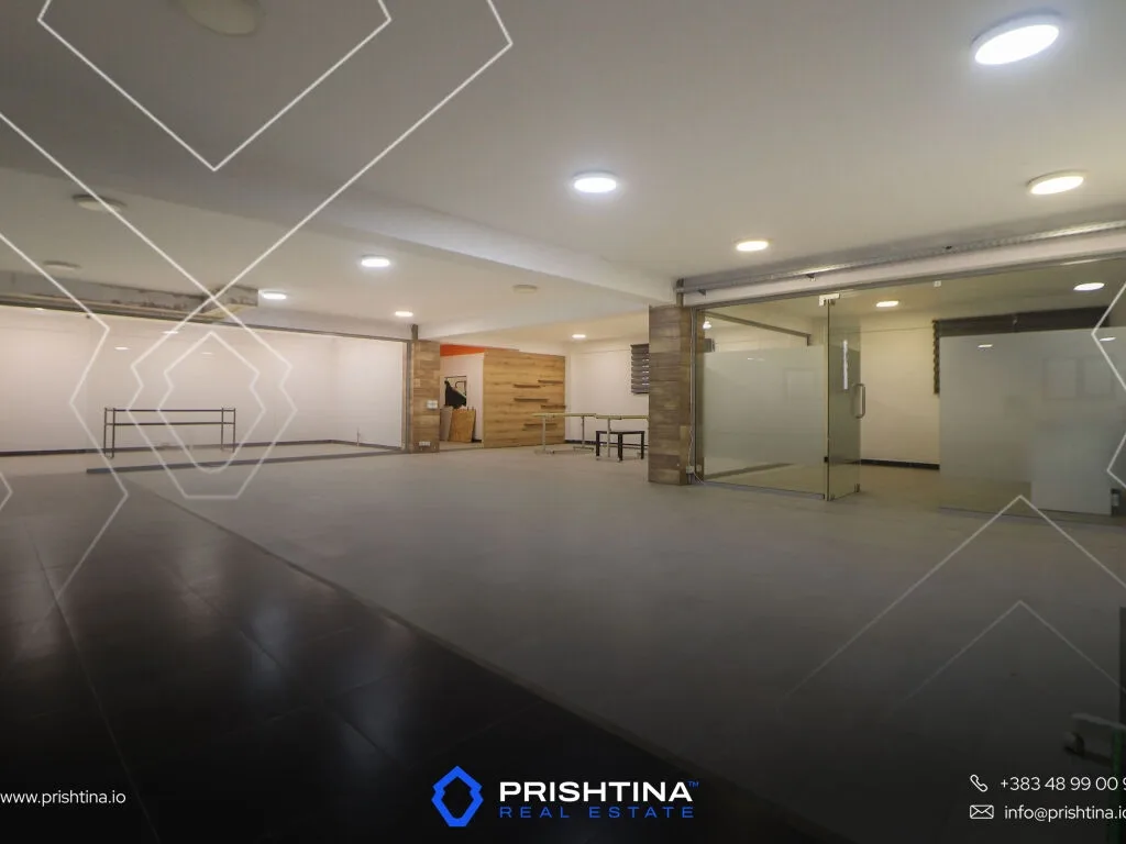 Lokal me qira 420m² në Rrugën Muharrem Fejza